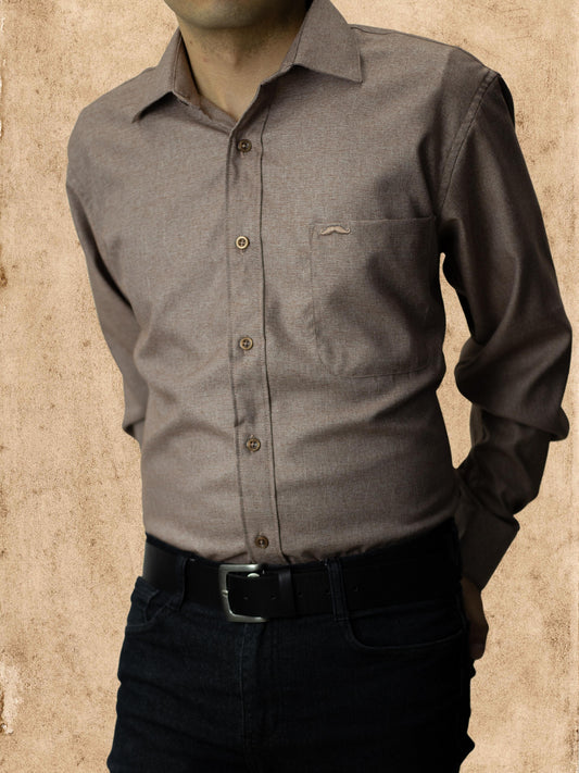 Camisa corte regular - Café liso